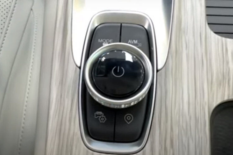 Ngoài ra còn có một động cơ điện ở trục trước cung cấp công suất 150 mã lực với mô-men xoắn 310 Nm. Hộp số là loại hộp số hybrid 1 tốc độ (DHT) và công suất tổng hợp của hệ thống là 265 mã lực với mô-men xoắn 530 Nm.