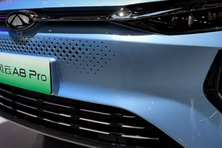 Bên trong Chery Fulwin A8 Pro cũng rất giống với Fulwin A8. Một trong những điểm khác biệt lớn nhất là vô lăng giờ đây có chữ Fulwin chứ không phải Chery. Ngoài ra, màu nội thất của xe mới phần lớn là màu trắng so với màu đen của nguyên bản.