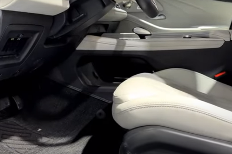 Có một thiết bị kép 12,3 inch, cụm màn hình thông tin giải trí thống trị bảng điều khiển. Xe hỗ trợ cả Apple CarPlay và Huawei HiCar. Có cửa sổ trời toàn cảnh mở được và ghế lái có chức năng sưởi và thông gió.