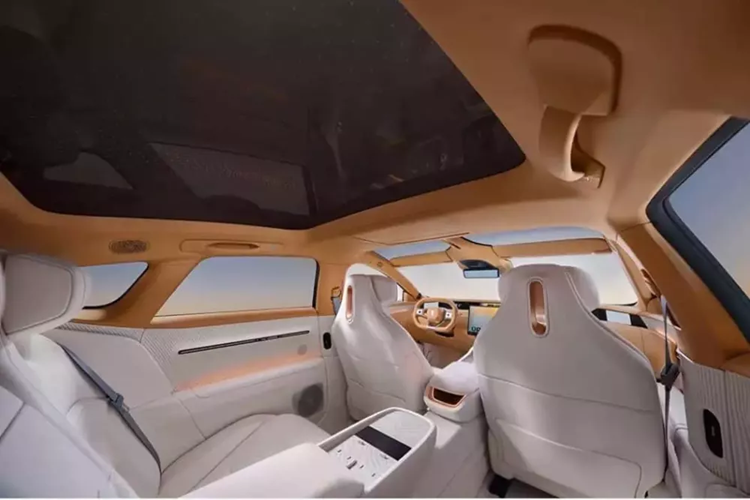 Hiện tại, các thông số chi tiết về hệ thống truyền động vẫn chưa được tiết lộ chính thức. uy nhiên, theo các hãng truyền thông Trung Quốc, Avatr 012 có tổng công suất hệ thống là 425 kW (570 mã lực) và mô-men xoắn toàn diện là 650 Nm, bao gồm động cơ trước 195 kW (261 mã lực)/280 Nm và động cơ sau 230 kW (308 mã lực)/370 Nm.