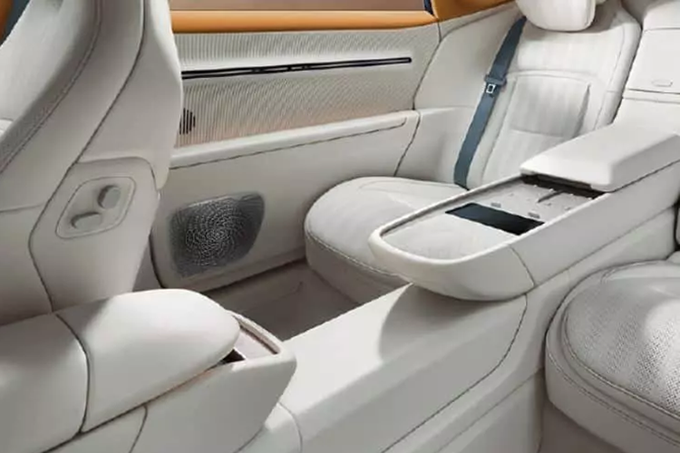 Lưới tản nhiệt có thể tự động mở hoặc đóng để tản nhiệt hoặc hút gió. Đồng thời, có thêm hai lidar trên chắn bùn để hiện thực hóa khả năng hỗ trợ lái xe tiên tiến thông qua Huawei Qiankun ADS 3.0. Bên trong, buồng lái cũng theo bố cục của Avatr 12, áp dụng tông màu ấm áp và được hỗ trợ bởi HarmonyOS 4 của Huawei.