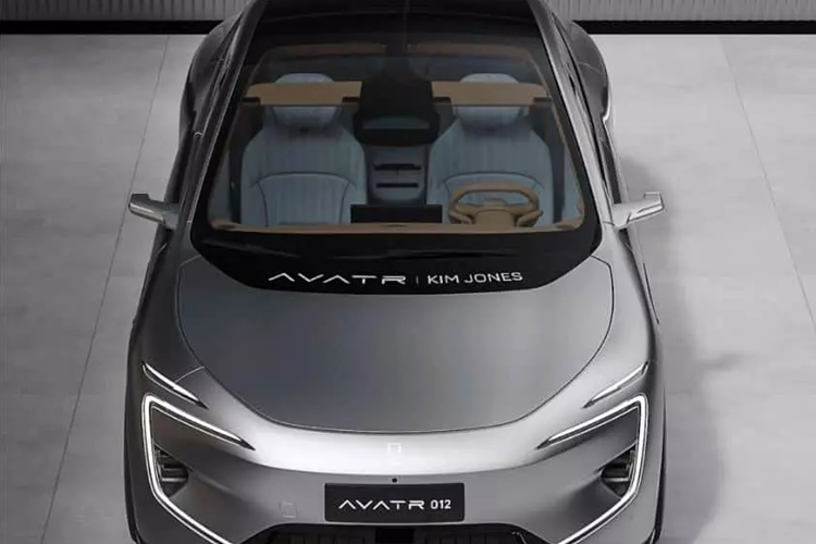Mới đây, hãng xe Avatr đã chính thức ra mắt cũng như mở bán trước mẫu xe 012 tại sự kiện Avatr Brilliant Night 2024 được tổ chức ở Thượng Hải, Trung Quốc. Avatr 012 2024 mới được thiết kế chung với giám đốc nghệ thuật của Dior và Fendi là Kim Jones.