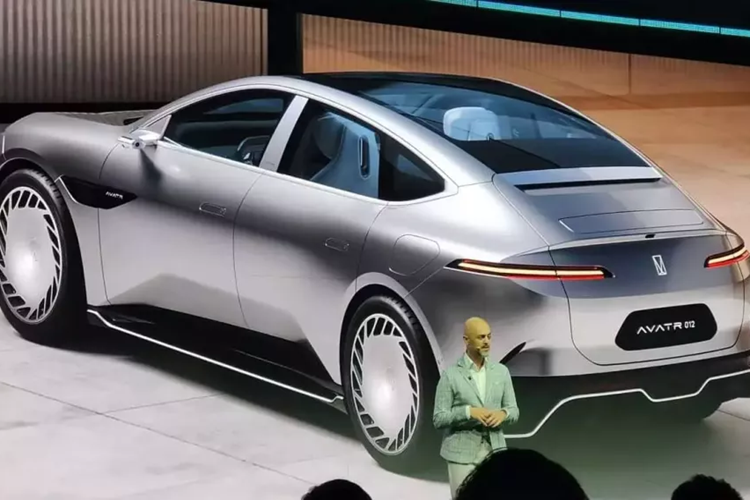 Đồng thời, xe có hai màn hình nhỏ ở bên hông dành cho gương chiếu hậu kỹ thuật số. Ngoài ra, Avatr còn cung cấp tùy chỉnh logo trên vô lăng và trụ B cho phiên bản giới hạn 012.