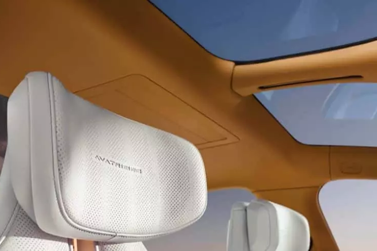 Số lượng nút bấm vật lý đã được giảm thiểu, kết hợp với vô lăng đa giác, màn hình điều khiển trung tâm 15,6 inch và màn hình tích hợp độ phân giải 4K 35,4 inch bao gồm bảng điều khiển và hệ thống đa phương tiện.