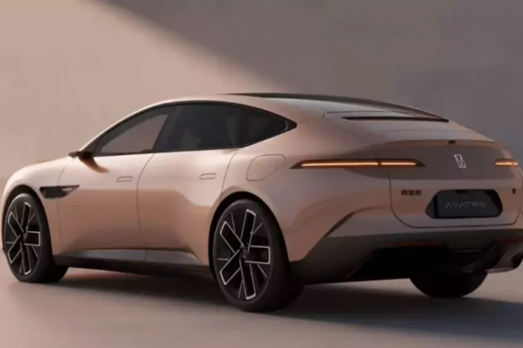 Hơn nữa, phần tựa đầu của Avatr 012 được khắc logo độc quyền của Avatr và Kim Jones. Mái xe có thiết kế cửa sổ trời đầy sao và hàng ghế thứ hai có ghế ngồi độc lập bọc da Nappa, màn hình trần và tựa tay.