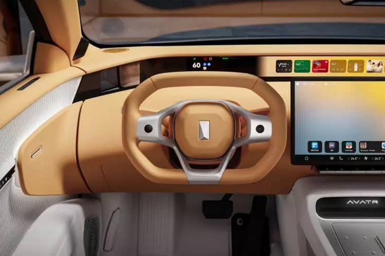 Phạm vi hoạt động của CLTC là 650 km. Về ngoại thất, Avatr 012 tiếp tục thiết kế của Avatr 12. Chiếc xe mới sử dụng lớp sơn “bạc lỏng”. Mặt trước sử dụng đèn pha hình chữ E chia đôi, màn hình Halo tương tác gồm 10.500 hạt đèn và lidar được đặt ở giữa lưới tản nhiệt.