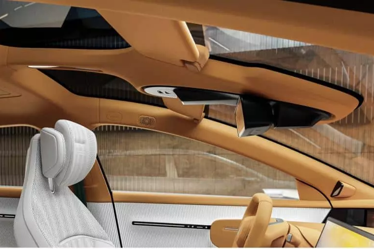 Kích thước của Avatr 012 tương đương với Avatr 12 2024, nó bao gồm chiều dài, chiều rộng và chiều cao lần lượt sẽ là 5.020 mm x 1.999 mm x 1.450 mm, với chiều dài cơ sở 3.020 mm. Sức mạnh của xe Avatr 012 đến từ hệ thống DriveONE của Huawei, kết hợp với bộ pin 5C Qilin của CATL, mất 10 phút để sạc đầy pin từ 30% đến 80% khi sạc nhanh.