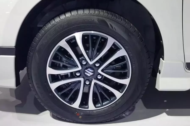 Trừ những thay đổi kể trên, Suzuki Ertiga Cruise 2024 không có gì khác so với Ertiga Sport, từ vành la-zăng đến các tính năng nội thất.