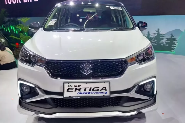 Cụ thể, Suzuki Ertiga Cruise 2024 được trang bị cánh lướt gió trước, bên sườn và phía sau mới. Bên cạnh đó là cản trước và cản sau khác biệt cùng cánh gió mui hầm hố hơn. Suzuki Ertiga Cruise 2024 màu trắng sẽ đi kèm phần nóc được sơn màu tương phản với thân xe.
