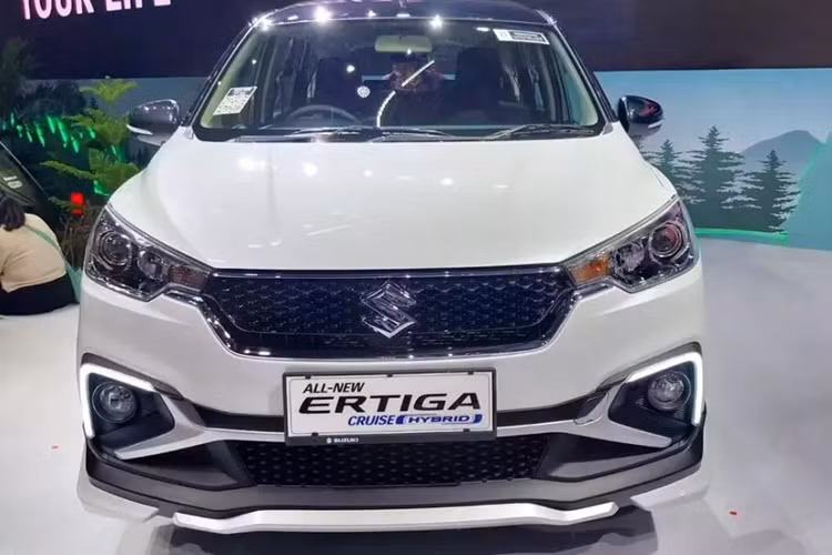 Cụ thể, Suzuki Ertiga Cruise 2024 được trang bị cánh lướt gió trước, bên sườn và phía sau mới. Bên cạnh đó là cản trước và cản sau khác biệt cùng cánh gió mui hầm hố hơn. Suzuki Ertiga Cruise 2024 màu trắng sẽ đi kèm phần nóc được sơn màu tương phản với thân xe.