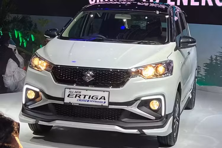 Tương tự Suzuki Ertiga Sport tại Việt Nam, mẫu xe MPV Suzuki Ertiga Cruise 2024 cũng được trang bị bộ body kit theo phong cách thể thao nhằm phân biệt với bản thường. Tuy nhiên, bộ body kit của Suzuki Ertiga Cruise 2024 đã được làm mới so với Ertiga Sport.