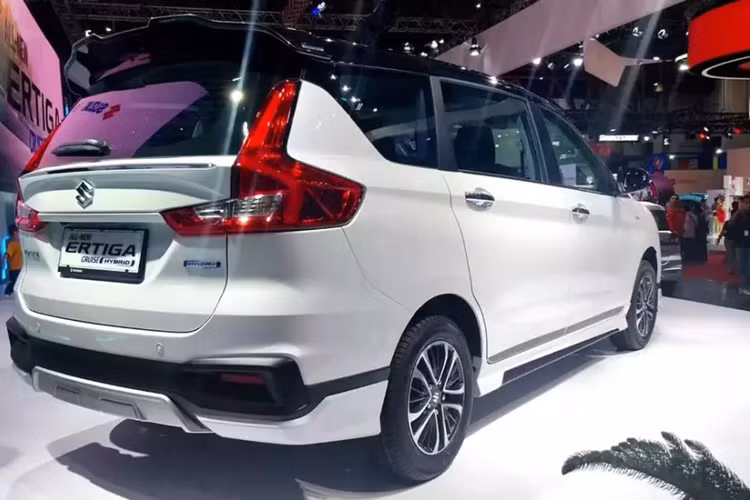 Xe được trang bị động cơ xăng 4 xi-lanh, dung tích 1.5L, sản sinh công suất tối đa 103 mã lực tại tua máy 6.000 vòng/phút và mô-men xoắn cực đại 138 Nm tại tua máy 4.400 vòng/phút. Sức mạnh được truyền tới bánh thông qua hộp số sàn 5 cấp hoặc hộp số tự động 4 cấp.