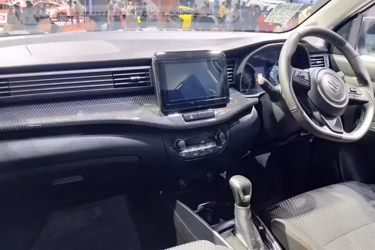 Tại thị trường Indonesia, mẫu xe này được trang bị ghế bọc nỉ, vô lăng vát đáy thể thao, màn hình đa thông tin trong bảng đồng hồ, mặt táp-lô ốp giả sợi carbon, màn hình thông tin giải trí 8 inch đặt nổi cũng như hệ thống kiểm soát hành trình Cruise Control.