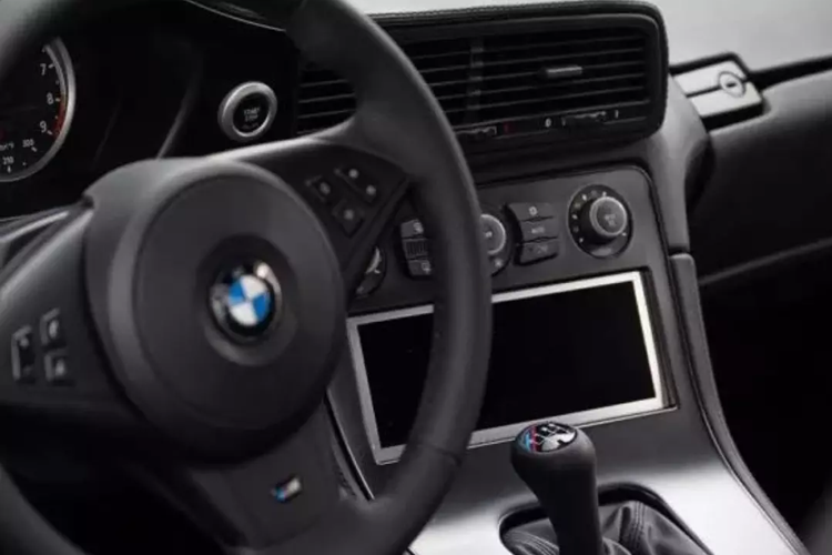 Bên cạnh việc trang bị phần cản trước và sau mới, chắn bùn hình hộp rộng, đèn chiếu sáng đặc biệt và nắp capo được trang bị các hốc gió. Xe cũng được trang bị bộ mâm xe hợp kim độc đáo có nắp trung tâm nguyên bản với logo của BMW.