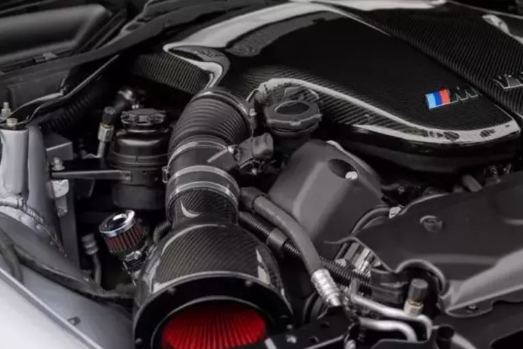 Xe cũng đã được thay thế bằng động cơ V10 5.0 lít từ M5 thế hệ E60.