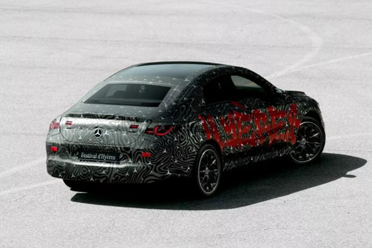 Nền tảng MMA được kỳ vọng sẽ thừa hưởng nhiều công nghệ tiên tiến từ mẫu Concept CLA, bao gồm kiến trúc điện 800 volt hỗ trợ sạc nhanh DC lên đến 250 kW, giúp xe di chuyển 400 km chỉ sau 15 phút sạc.