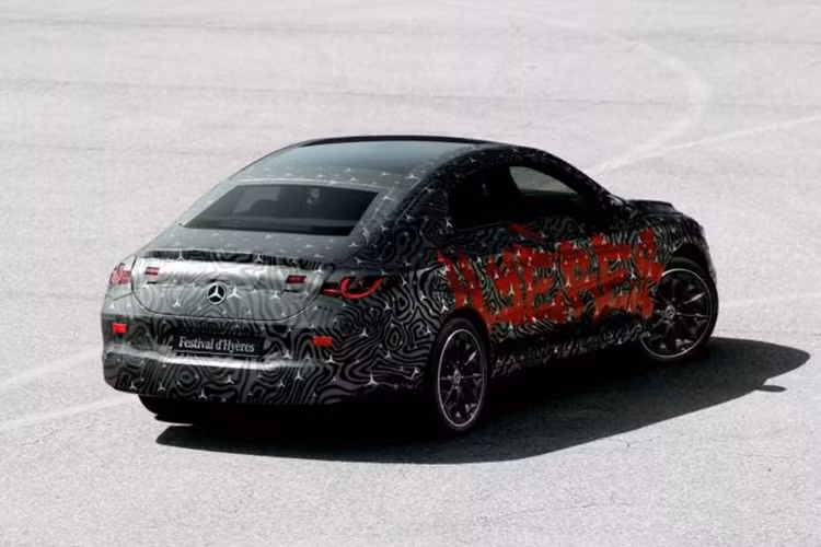 Nền tảng MMA được kỳ vọng sẽ thừa hưởng nhiều công nghệ tiên tiến từ mẫu Concept CLA, bao gồm kiến trúc điện 800 volt hỗ trợ sạc nhanh DC lên đến 250 kW, giúp xe di chuyển 400 km chỉ sau 15 phút sạc.