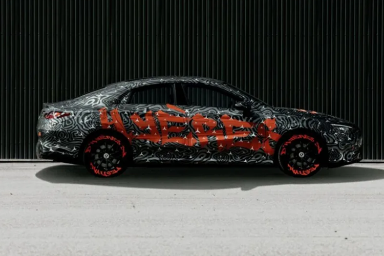 Car News China cho biết phiên bản sản Mercedes-Benz CLA 2025 hiệu suất cao phiên bản sản xuất thực tế sẽ sử dụng bộ pin dung lượng 89,6 kWh, mang lại khả năng vận hành vượt trội cho mẫu xe này.