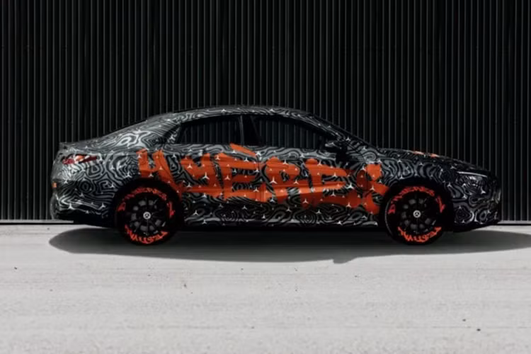 Car News China cho biết phiên bản sản Mercedes-Benz CLA 2025 hiệu suất cao phiên bản sản xuất thực tế sẽ sử dụng bộ pin dung lượng 89,6 kWh, mang lại khả năng vận hành vượt trội cho mẫu xe này.