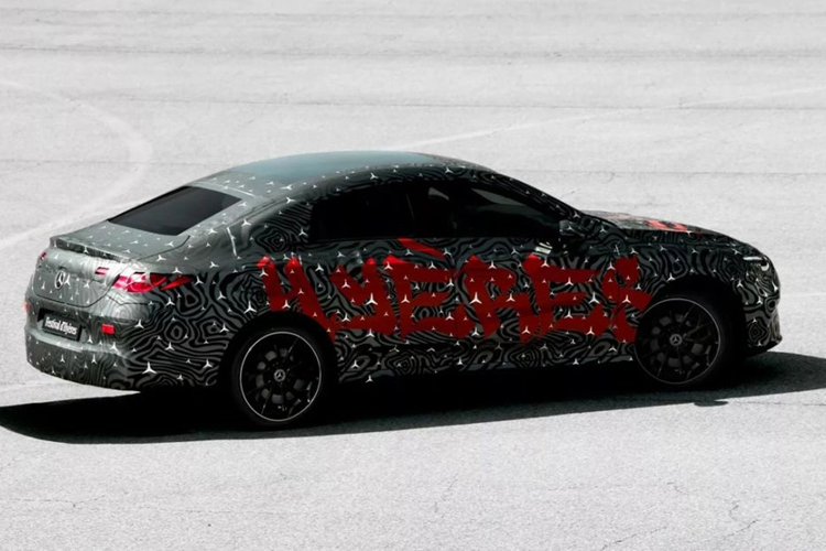 Mercedes-Benz CLA thế hệ mới đã ra mắt dưới dạng ngụy trang vào tháng trước tại lễ hội thời trang và nhiếp ảnh Festival d'Hyères ở Pháp. Mẫu xe này được xây dựng trên nền tảng MMA mới của Mercedes-Benz, hỗ trợ cả hệ thống truyền động đốt trong và hệ thống chạy hoàn toàn bằng điện.