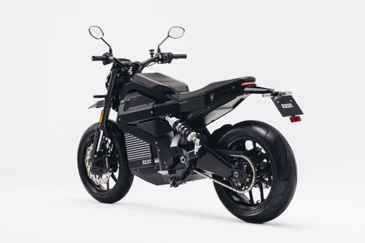 Nếu sử dụng nguồn điện dân dụng 220V thì có thể sạc từ 0% đến 80% trong 3 giờ (hoặc 0-100% trong 4,5 giờ). Nuen N1-S sở hữu các công nghệ hỗ trợ lái an toàn như: phanh ABS hai kênh và cơ chế phanh tái sinh.