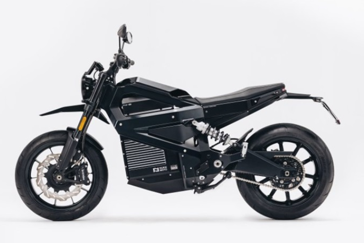 Mức giá xe máy điện Nuen N1-S 2025 được cho là đắt hơn rất nhiều so với các mẫu xe máy điện đang có trên thị trường. Theo thông tin từ Nuen Moto, N1-S chính là "mẫu xe mô tô điện hiệu suất cao đầu tiên" được ra mắt tại thị trường Việt Nam. Nuen N1-S sở hữu kiểu dáng urban scrambler với thiết kế tinh gọn, nhưng vẫn khá hầm hố đậm chất offroad.