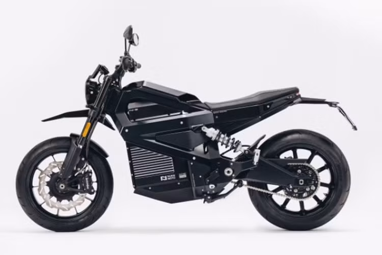 Mức giá xe máy điện Nuen N1-S 2025 được cho là đắt hơn rất nhiều so với các mẫu xe máy điện đang có trên thị trường. Theo thông tin từ Nuen Moto, N1-S chính là "mẫu xe mô tô điện hiệu suất cao đầu tiên" được ra mắt tại thị trường Việt Nam. Nuen N1-S sở hữu kiểu dáng urban scrambler với thiết kế tinh gọn, nhưng vẫn khá hầm hố đậm chất offroad.