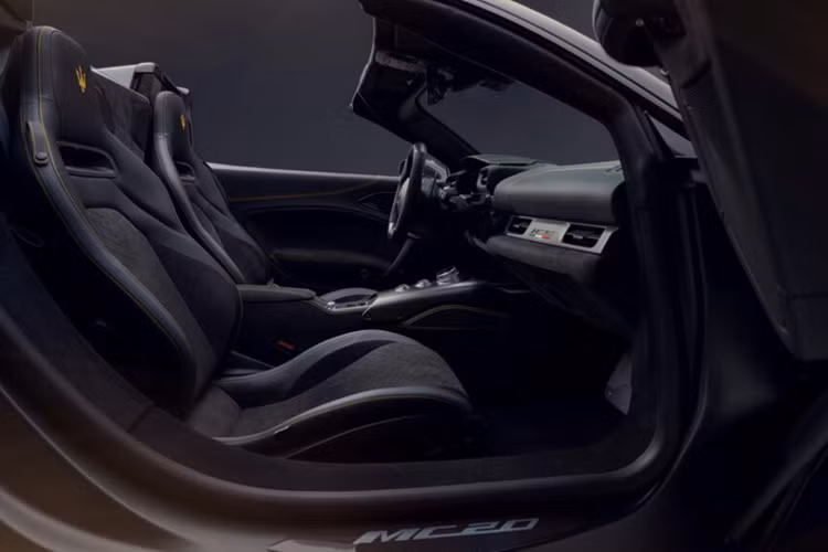 Tất nhiên, vành xe có thể được sơn nhiều màu sắc tùy theo sở thích của chủ xe. Giống như phiên bản Coupe, Maserati MC20 Ciello được nâng cấp thêm hệ thống lò xo thể thao màu vàng, từ đây giúp xe có thể giảm chiều cao tổng thể khoảng 25 mm