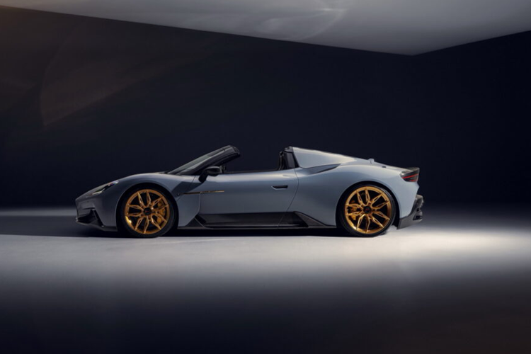 Siêu xe Maserati MC20 Cielo được nâng cấp các chi tiết độ bằng vật liệu sợi carbon của Novitec dành cho siêu xe Maserati bao gồm chi tiết khí động học cho bộ chia gió, cửa hút gió và lỗ thông hơi trên mui xe, cùng với cánh lướt gió ducktail nhỏ ở phía sau.