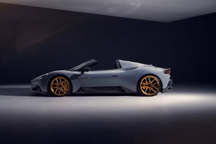 Siêu xe Maserati MC20 Cielo được nâng cấp các chi tiết độ bằng vật liệu sợi carbon của Novitec dành cho siêu xe Maserati bao gồm chi tiết khí động học cho bộ chia gió, cửa hút gió và lỗ thông hơi trên mui xe, cùng với cánh lướt gió ducktail nhỏ ở phía sau.