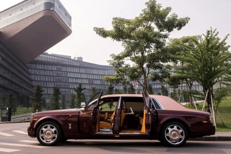 Trong quá trình lên ý tưởng, hình chim Lạc đã được chỉnh sửa xoay thuận chiều kim đồng hồ thay vì ngược chiều như nguyên bản thường thấy trên trống đồng Đông Sơn. Chi tiết này được nghệ nhân của hãng xe Rolls-Royce vẽ bằng tay.