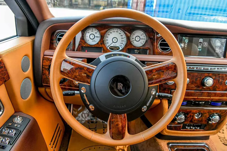 Cụ thể, ông Đ.H.M. cựu chủ tịch Rolls-Royce Motor Cars tại Việt Nam đã chia sẻ sau lần thất bại vì tư vấn cho Trịnh Văn Quyết xe Rolls-Royce Phantom bản thường, đã về nghiên cứu thị trường và tìm ra phương án mới.