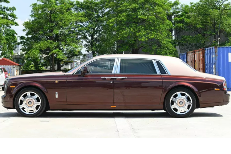 Nhưng đến nay, chiếc xe Rolls-Royce Phantom Sacred Fire độc nhất vô nhị trên thế giới này lại tiếp tục nhận được nhiều sự bàn tán sôi nổi từ cộng đồng mạng. Lý do là người đã thuyết phục ông Trịnh Văn Quyết mua Rolls-Royce Phantom Lửa thiêng đã tiết lộ cách móc ví vị tỷ phú 1 cách nhẹ nhàng, dễ như ăn kẹo.