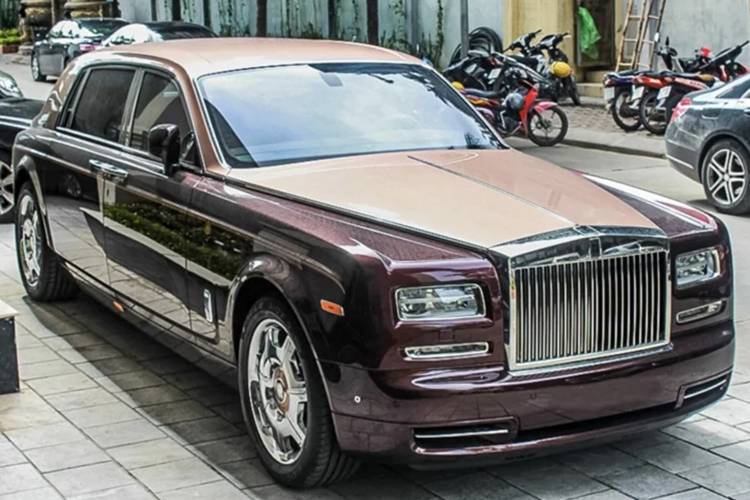 Ngoài ra, điểm nhấn ở bên ngoài chiếc xe Rolls-Royce Phantom Sacred Fire còn có ngoại thất được sơn 2 màu là đỏ Madeira và nửa trên được hoàn thành với tông vàng Sunrise.