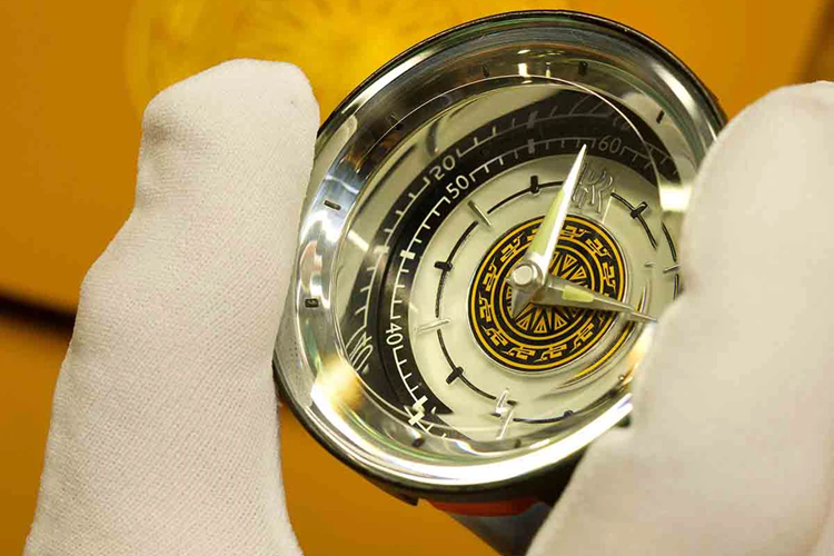 Được phát triển dựa trên một chiếc xe siêu sang Rolls-Royce Phantom Series II nhưng mẫu xe Phantom Lửa thiêng của Trịnh Văn Quyết vẫn có điểm nhấn riêng ở bên ngoài để người xem nhìn vào đủ biết đây là xe độc nhất thế giới, đó là chi tiết hình trống đồng Đông Sơn cùng với hình ảnh 18 con hạc, tượng trưng cho 18 đời Vua Hùng tại Việt Nam.