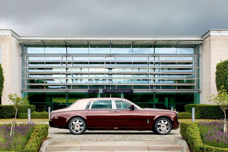 Cuối cùng là chi tiết trần sao chỉ xuất hiện ở hàng ghế sau, nơi mà ông chủ của xe có thể ngước lên ngắm mỗi ngày, bất kỳ là ban ngày hay đêm tối, và logo Đông Sơn trên bậc cửa hay bảng táp lô, trước mặt ghế phụ như 1 cách nhắc nhở đây là Rolls-Royce Phantom Lửa thiêng.