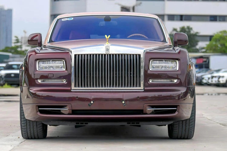 Màu sắc này là đặc trưng cho một số xe Rolls-Royce Phantom được cá nhân hóa trước đó. Cuối cùng chính là việc phủ lên logo Spirit of Ecstasy lớp mạ vàng bắt mắt.