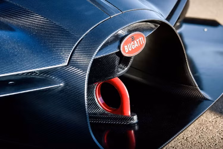 "Tôi không thấy có bất cứ lý do nào để họ ban lệnh cấm động cơ đốt trong từ sau 2035. Chúng tôi đã phát triển một động cơ mới và muốn sử dụng động cơ này trong một thời gian nhất định" – CEO Bugatti nhận định.