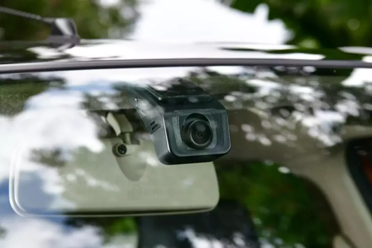 Trang bị an toàn của Suzuki XL7 Hybrid 2024 tại Thái Lan không có gì mới, vẫn có 2 túi khí trước, camera lùi, cảm biến hỗ trợ đỗ xe phía sau, hệ thống cân bằng điện tử, hỗ trợ khởi hành ngang dốc và hỗ trợ xuống dốc.