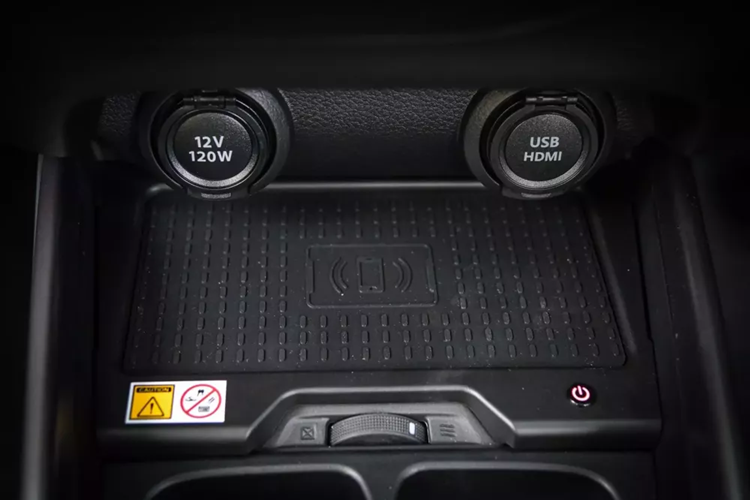 Theo hãng Suzuki, XL7 Hybrid chỉ tiêu thụ lượng xăng trung bình 19,2 km/lít (khoảng 5,2 lít/100 km). Tiếp theo đó là những thay đổi ở ngoại hình của xe. Mẫu MPV này được bổ sung những chi tiết ngoại thất mới như lưới tản nhiệt và nẹp mạ crôm cũng như logo Hybrid trên cửa cốp sau.