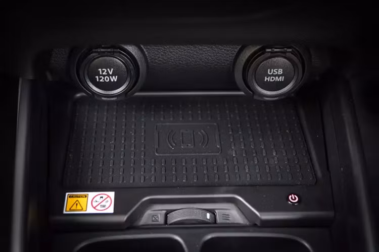 Theo hãng Suzuki, XL7 Hybrid chỉ tiêu thụ lượng xăng trung bình 19,2 km/lít (khoảng 5,2 lít/100 km). Tiếp theo đó là những thay đổi ở ngoại hình của xe. Mẫu MPV này được bổ sung những chi tiết ngoại thất mới như lưới tản nhiệt và nẹp mạ crôm cũng như logo Hybrid trên cửa cốp sau.