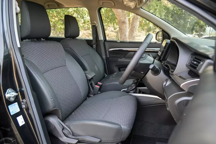 Ghế phụ lái chỉnh tay 4 hướng, 2 hàng ghế sau gập phẳng xuống sàn, vô lăng 3 chấu bọc da chỉnh 2 hướng, 3 cổng sạc 12V, điều hòa tự động đi kèm màn hình hiển thị, cửa gió dành cho 2 hàng ghế sau, lọc không khí, sạc điện thoại không dây, camera hành trình phía trước, hệ thống âm thanh 6 loa, khởi động máy bằng nút bấm và chìa khóa thông minh.