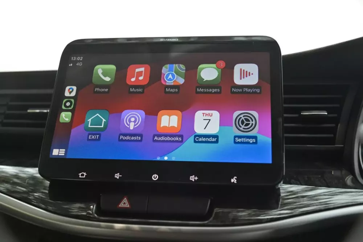 Theo đó, xe được trang bị vành hợp kim 16 inch, đèn pha LED, đèn LED định vị ban ngày, đèn sương mù trước, đèn hậu LED, gương chiếu hậu chỉnh điện/gập điện/tích hợp đèn báo rẽ, baga nóc và ốp cua lốp màu đen. Trang bị nội thất của xe gồm có ghế bọc da pha nỉ, ghế lái chỉnh tay 6 hướng