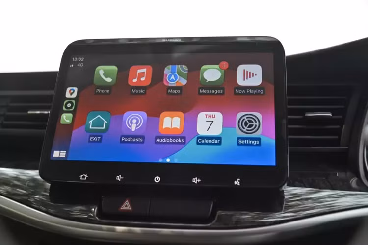 Theo đó, xe được trang bị vành hợp kim 16 inch, đèn pha LED, đèn LED định vị ban ngày, đèn sương mù trước, đèn hậu LED, gương chiếu hậu chỉnh điện/gập điện/tích hợp đèn báo rẽ, baga nóc và ốp cua lốp màu đen. Trang bị nội thất của xe gồm có ghế bọc da pha nỉ, ghế lái chỉnh tay 6 hướng