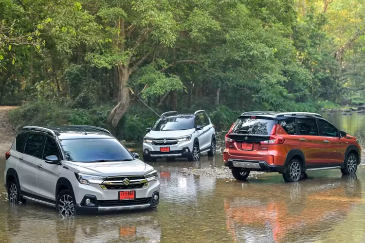 Bên cạnh đó là đèn pha có thêm tính năng tự động bật/tắt và chờ dẫn đường. Gương chiếu hậu của xe được trang bị tính năng tự động gập khi khóa cửa.