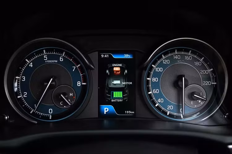 Ngoài ra, xe còn có thêm màn hình cảm ứng trung tâm 10,1 inch mới, hỗ trợ kết nối Apple CarPlay/Android Auto, và hệ thống kiểm soát hành trình Cruise Control. Trừ những thay đổi trên, Suzuki XL7 Hybrid 2024 tại Thái Lan vẫn giữ lại các trang bị nội - ngoại thất của bản máy xăng thông thường.