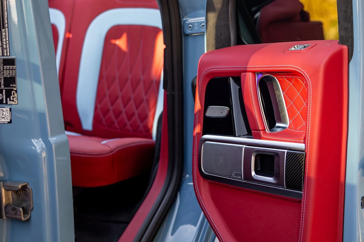 Chiếc G63 Cabriolet của Refined Marques đã được bổ sung cơ cấu cửa mở ngược, cho phép người ngồi sau có thể ra vào mà không cần phải dịch chuyển hàng ghế trước.