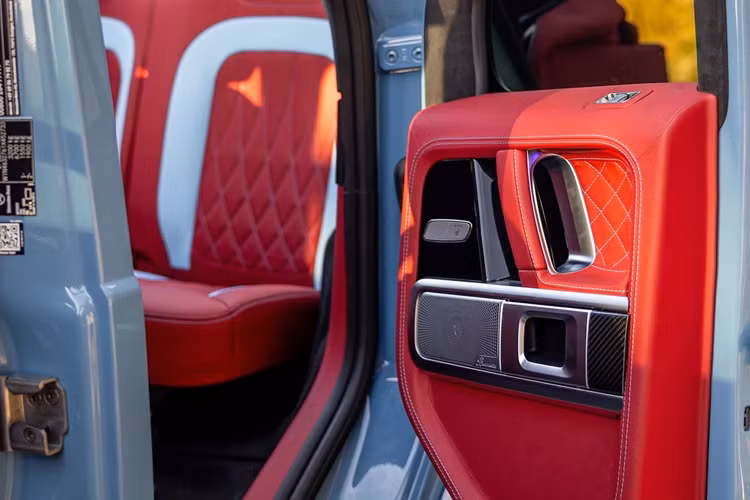 Chiếc G63 Cabriolet của Refined Marques đã được bổ sung cơ cấu cửa mở ngược, cho phép người ngồi sau có thể ra vào mà không cần phải dịch chuyển hàng ghế trước.