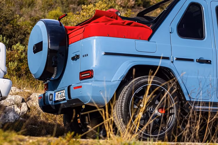 Cơ cấu đóng mở mui có thể được kích hoạt tự động hay vì hàng loạt bước rắc rối như trên các mẫu xe nguyên bản của Mercedes-Benz. Tính năng này có thể được sử dụng ngay cả khi xe đang di chuyển.