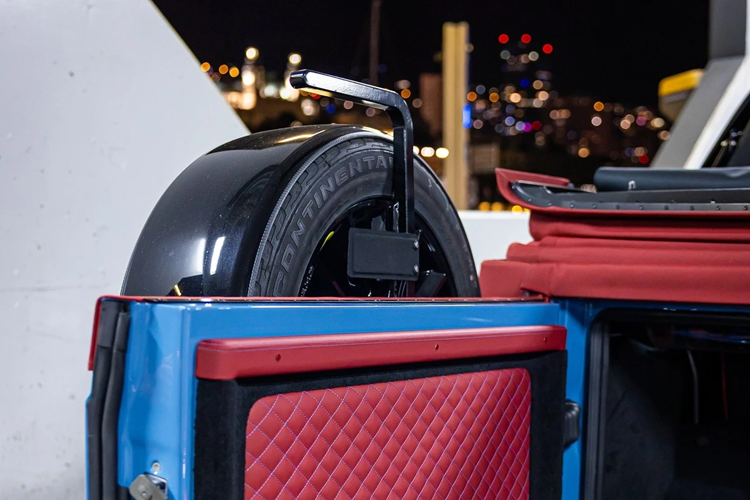 Cửa khoang hành lý cũng được cắt gọn, lược bỏ khung kính chắn gió quen thuộc. Bộ lốp dự phòng vẫn được trang bị theo gói độ này.